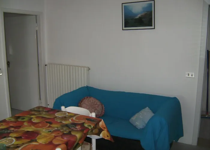 Elegante Con Terrazzo E Giardino