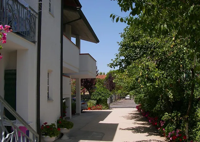 Elegante Con Terrazzo E Giardino