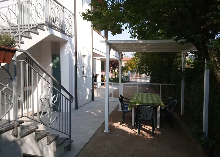 Elegante Con Terrazzo E Giardino